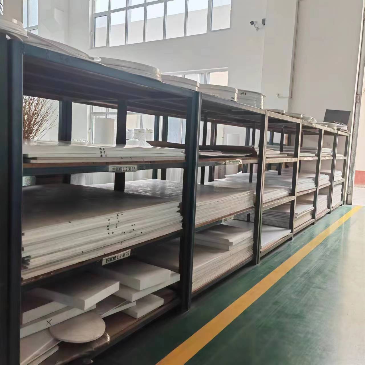 Rouleaux de feuilles de téflon - Revêtement PTFE polyvalent pour les solutions industrielles